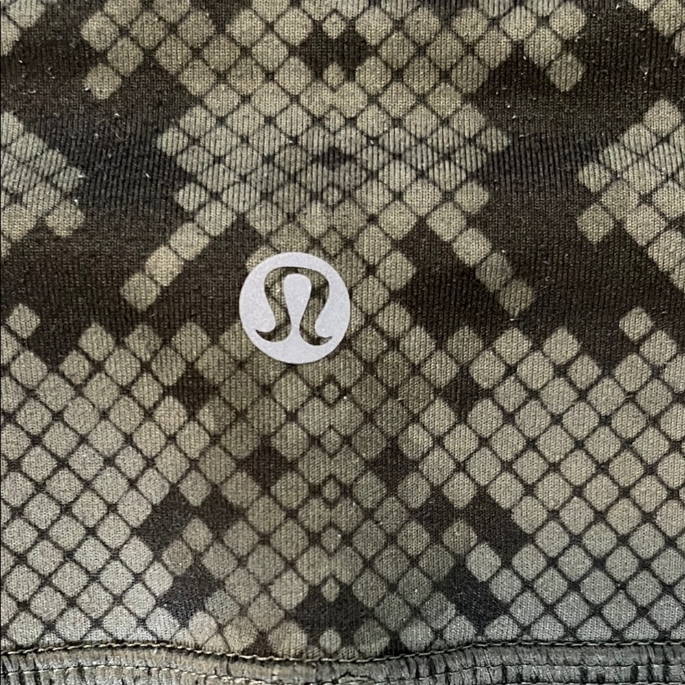 Lululemon crop size 6  Green and Black Snakeskin Leggings with Stretchy Fit - Picture 2 of 5